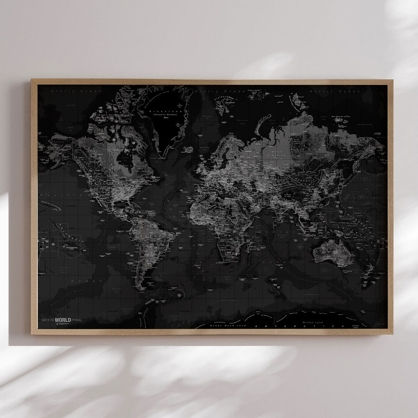 Verdenskort i egetræsramme - Dark - Plakat - Incado