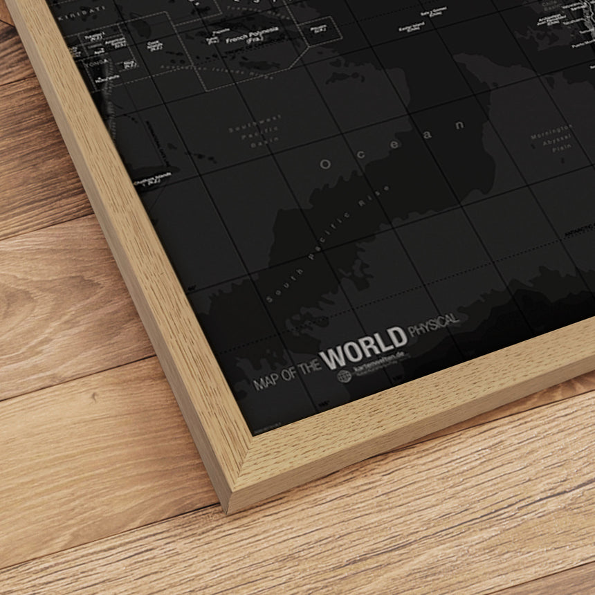 Verdenskort i egetræsramme - Dark - Plakat - Incado