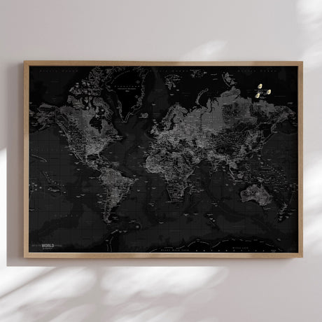 Verdenskort i egetræsramme - Dark - Opslagstavle - Incado