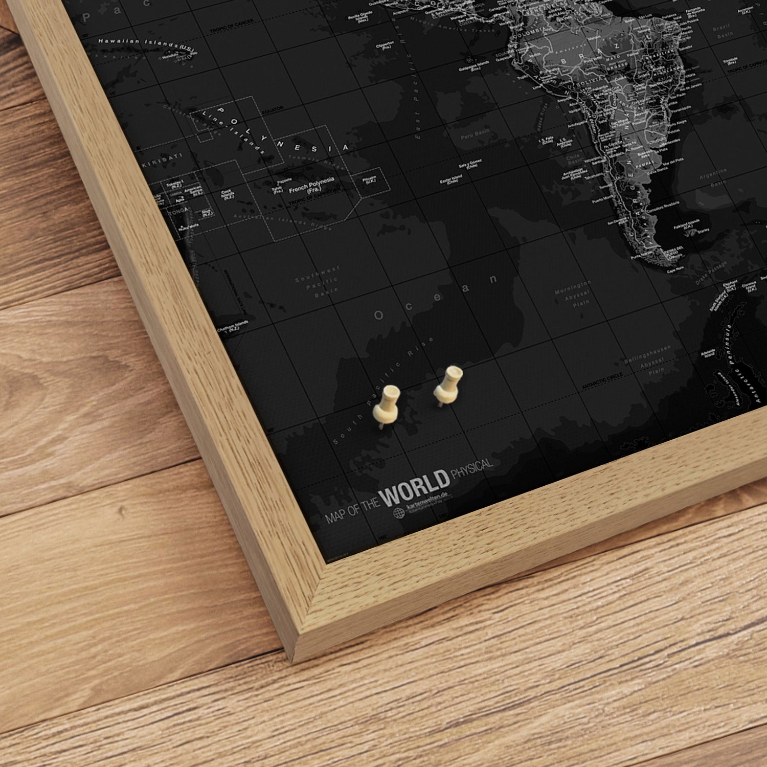 Verdenskort i egetræsramme - Dark - Opslagstavle - Incado