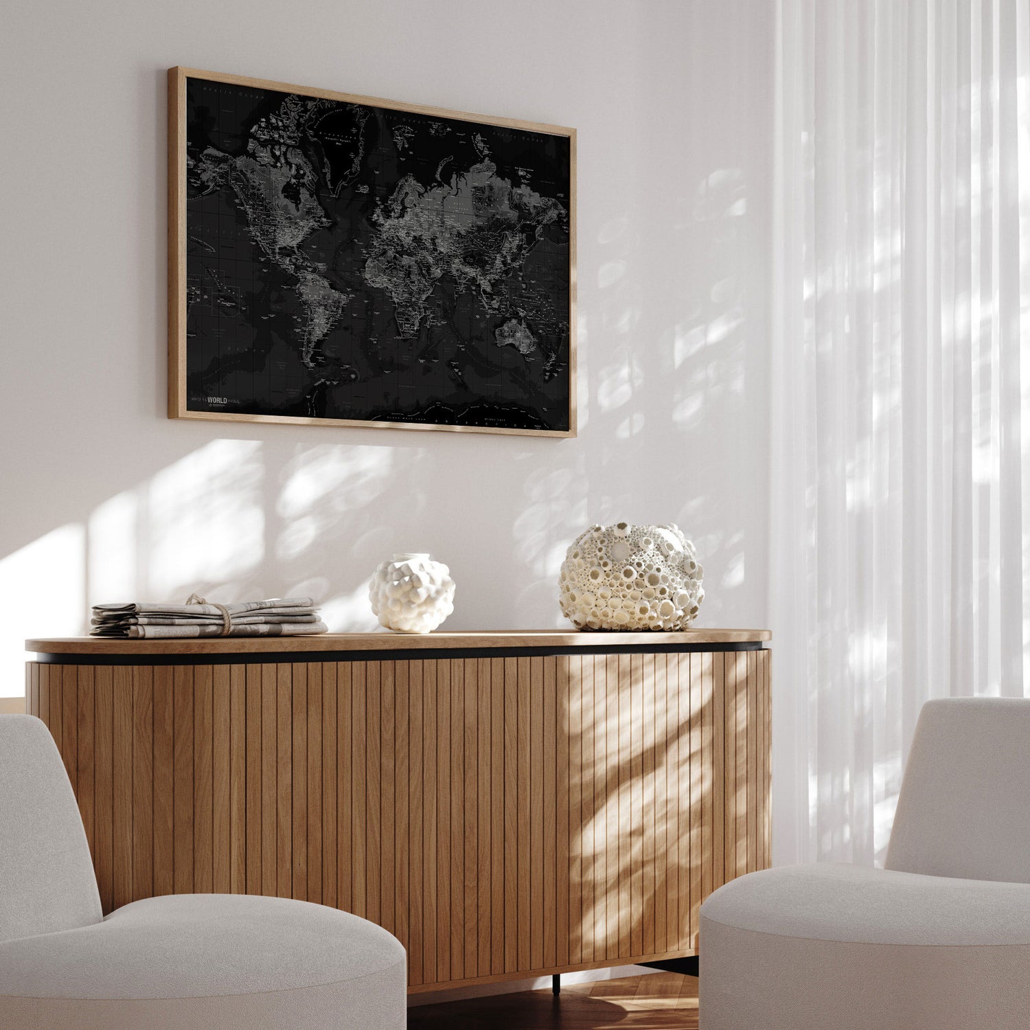Verdenskort i egetræsramme - Dark - Opslagstavle - Incado