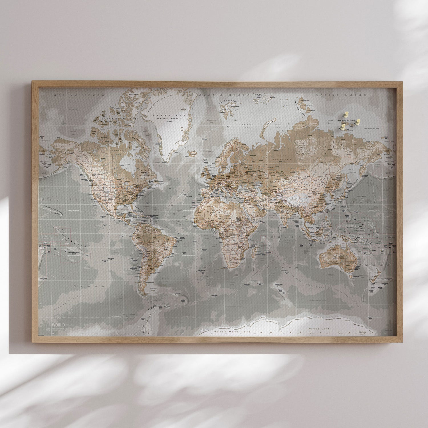 Verdenskort med egetræsramme - Grey - Opslagstavle - Incado