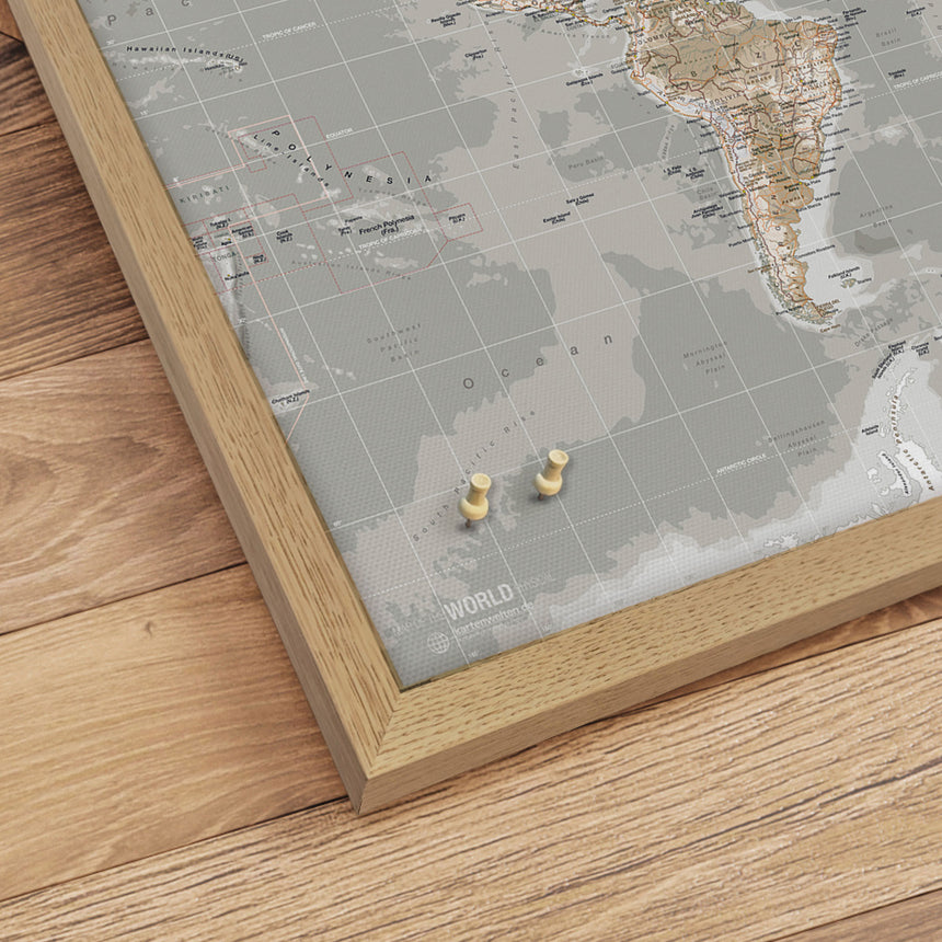 Verdenskort med egetræsramme - Grey - Opslagstavle - Incado