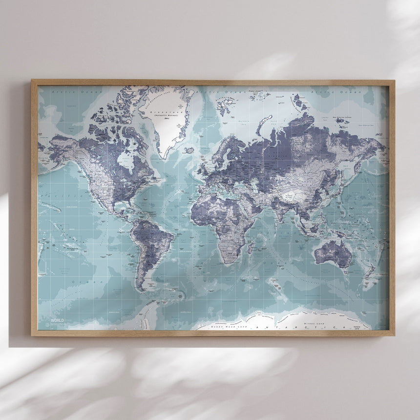 Verdenskort i egetræsramme - Ice Blue - Plakat - Incado