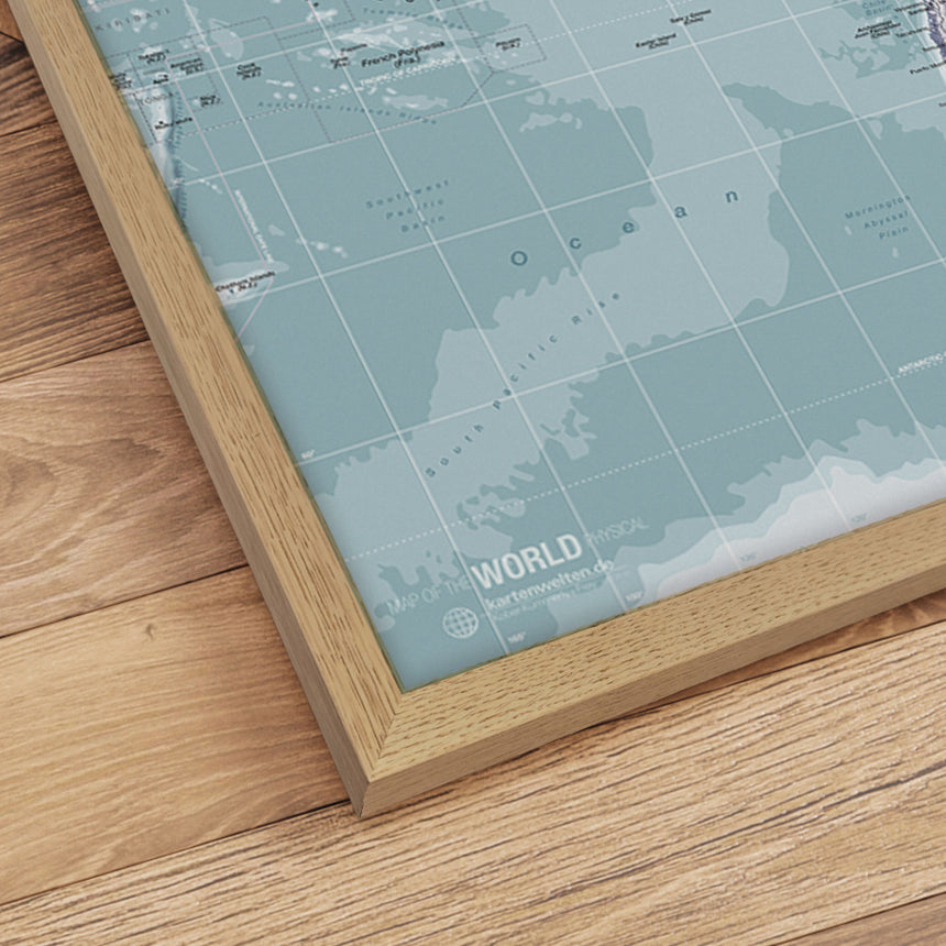 Verdenskort i egetræsramme - Ice Blue - Plakat - Incado