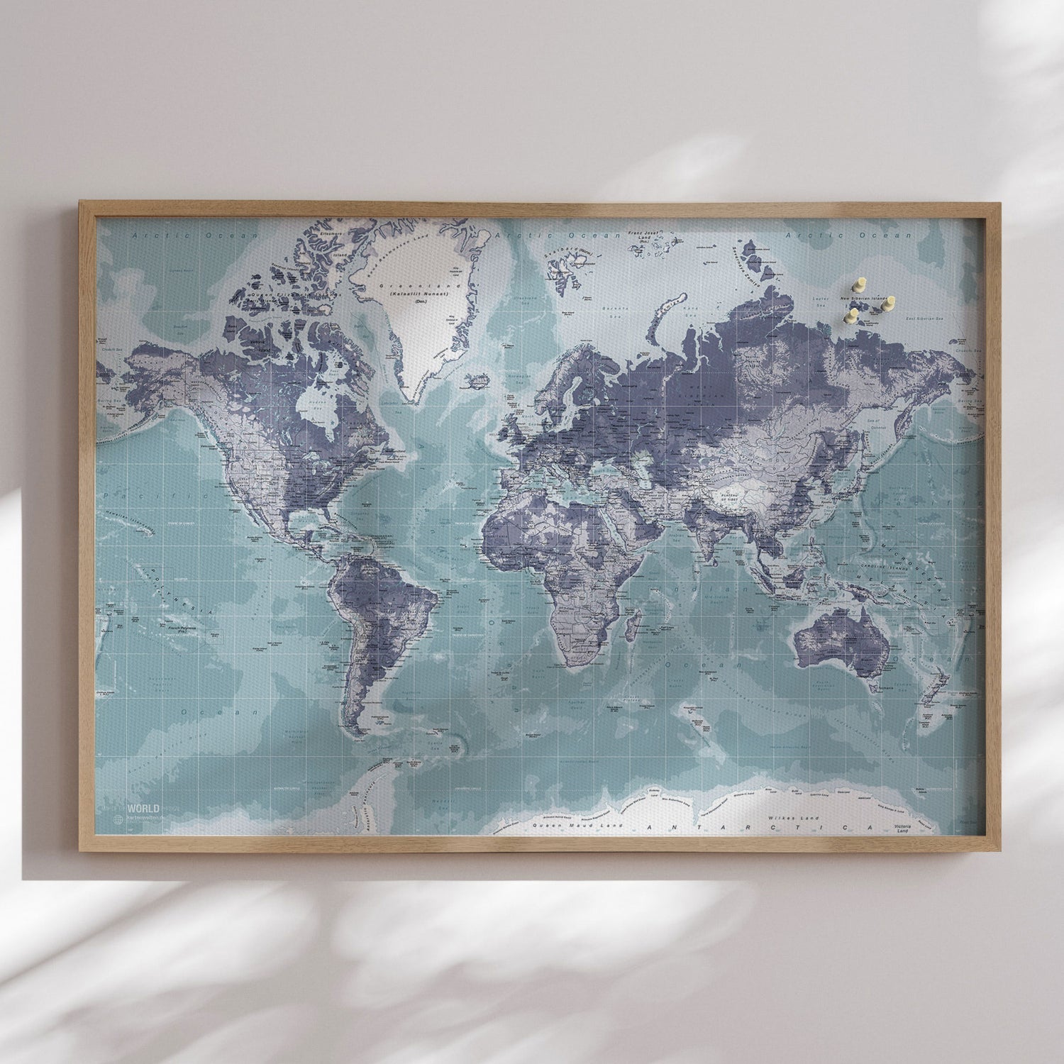 Verdenskort i egetræsramme - Ice Blue - Opslagstavle - Incado