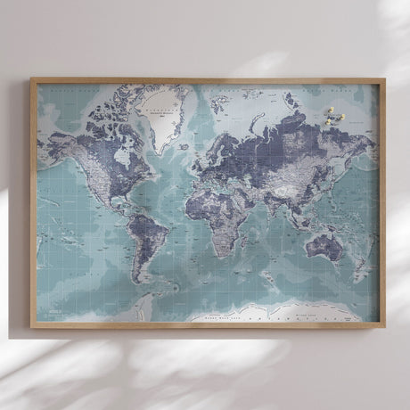 Verdenskort i egetræsramme - Ice Blue - Opslagstavle - Incado