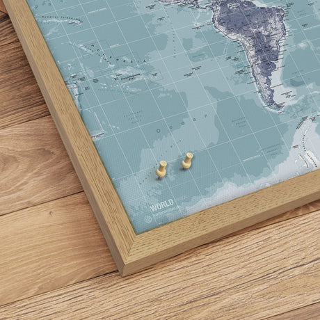 Verdenskort i egetræsramme - Ice Blue - Opslagstavle - Incado