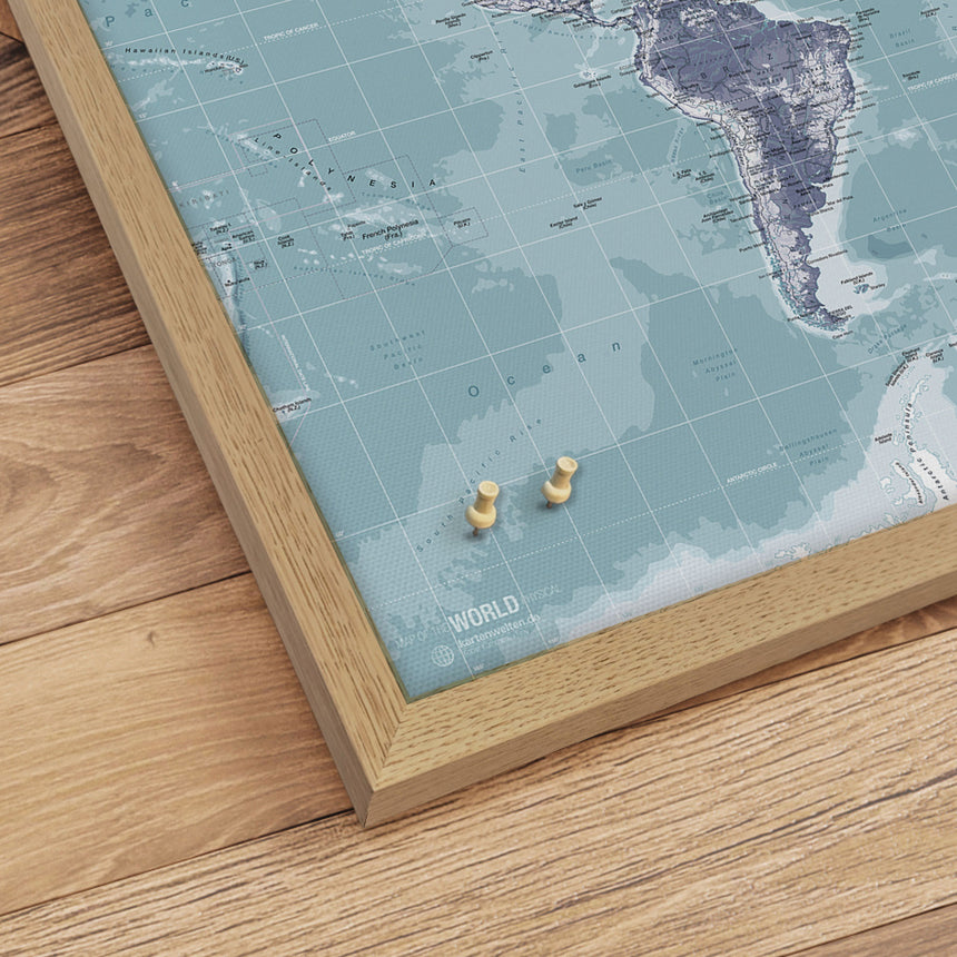 Verdenskort i egetræsramme - Ice Blue - Opslagstavle - Incado