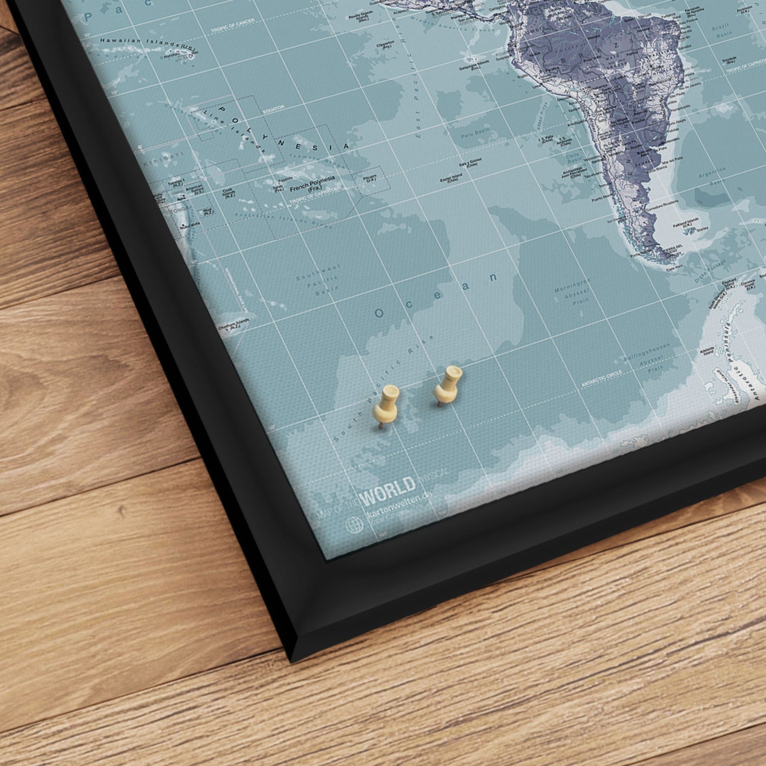 Verdenskort med sort ramme - Ice Blue - Opslagstavle - Incado