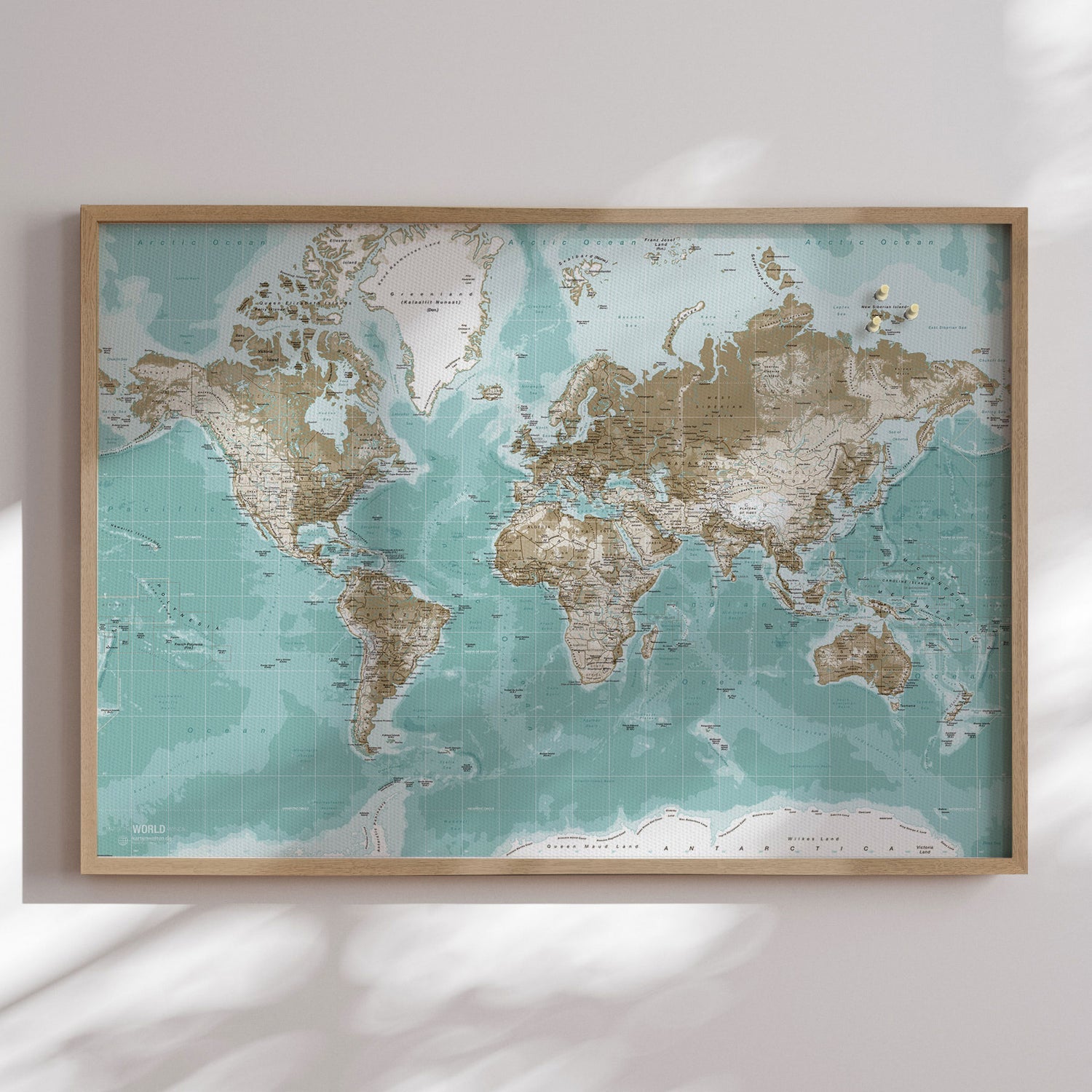 Verdenskort i egetræsramme - Winter - Opslagstavle - Incado