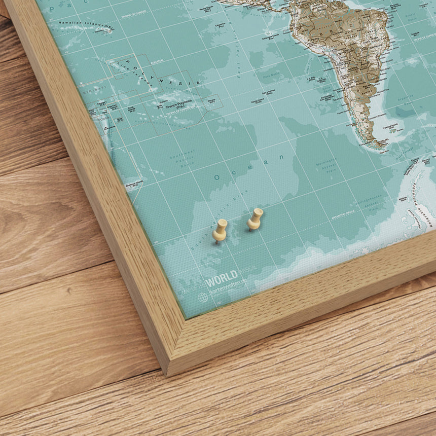 Verdenskort i egetræsramme - Winter - Opslagstavle - Incado