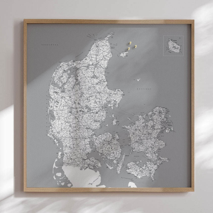 Danmarkskort i egetræsramme - Grey - Opslagstavle - Incado