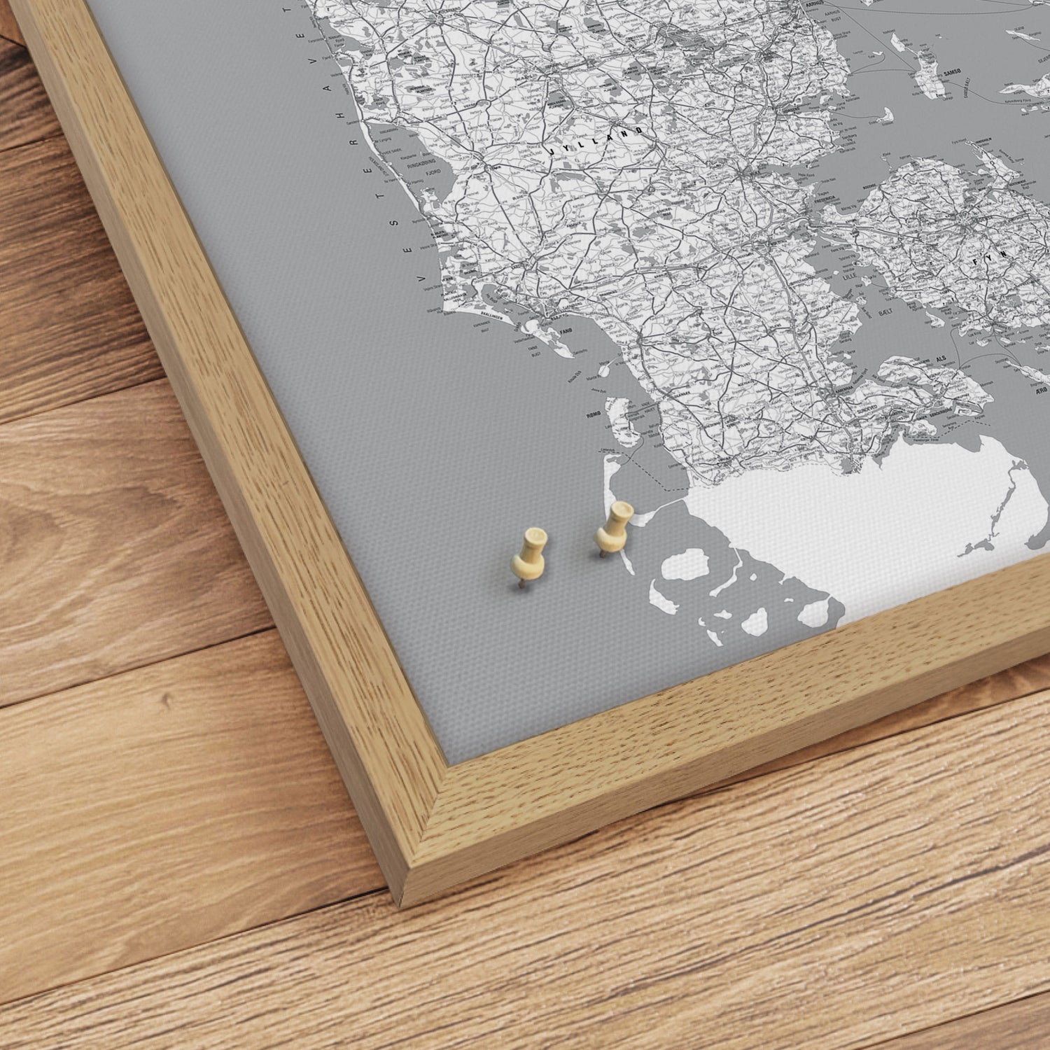 Danmarkskort i egetræsramme - Grey - Opslagstavle - Incado