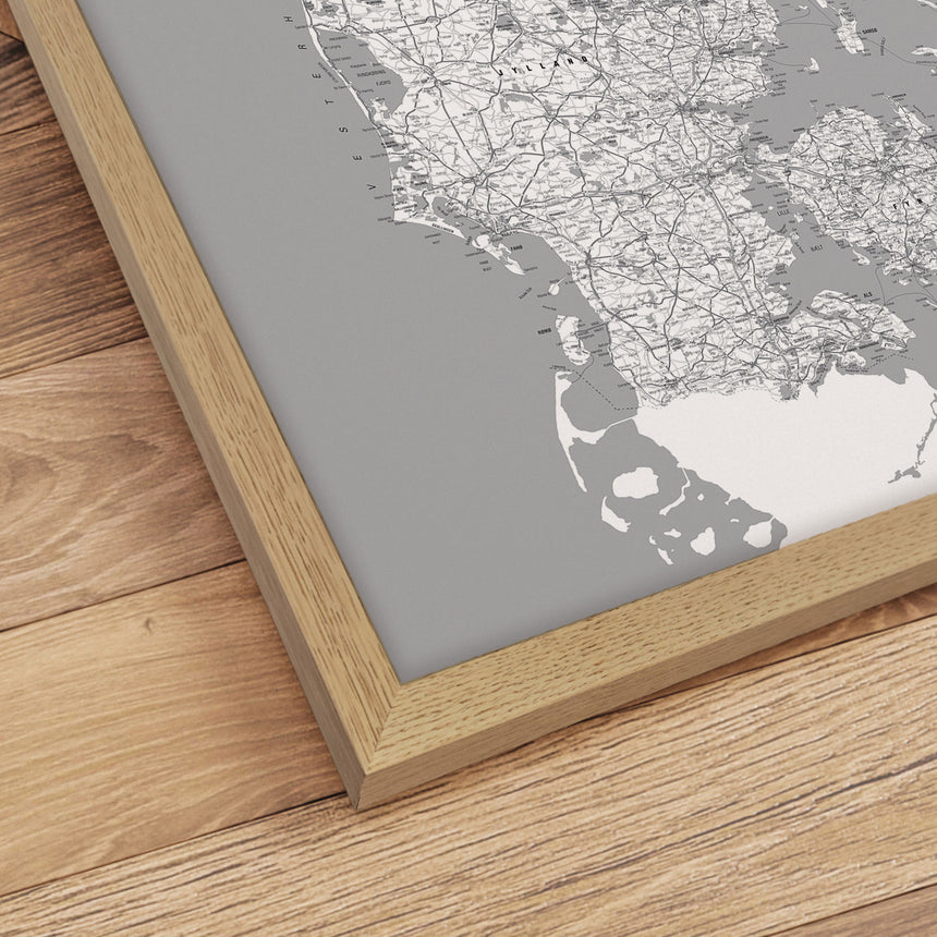Danmarkskort i egetræsramme - Grey - Plakat - Incado