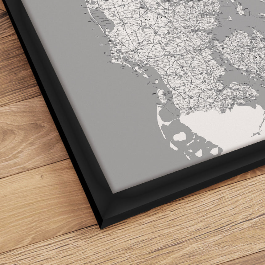 Danmarkskort i sort ramme - Grey - Plakat - Incado