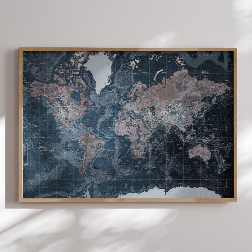 Verdenskort i egetræsramme - Modern Blue - Plakat - Incado