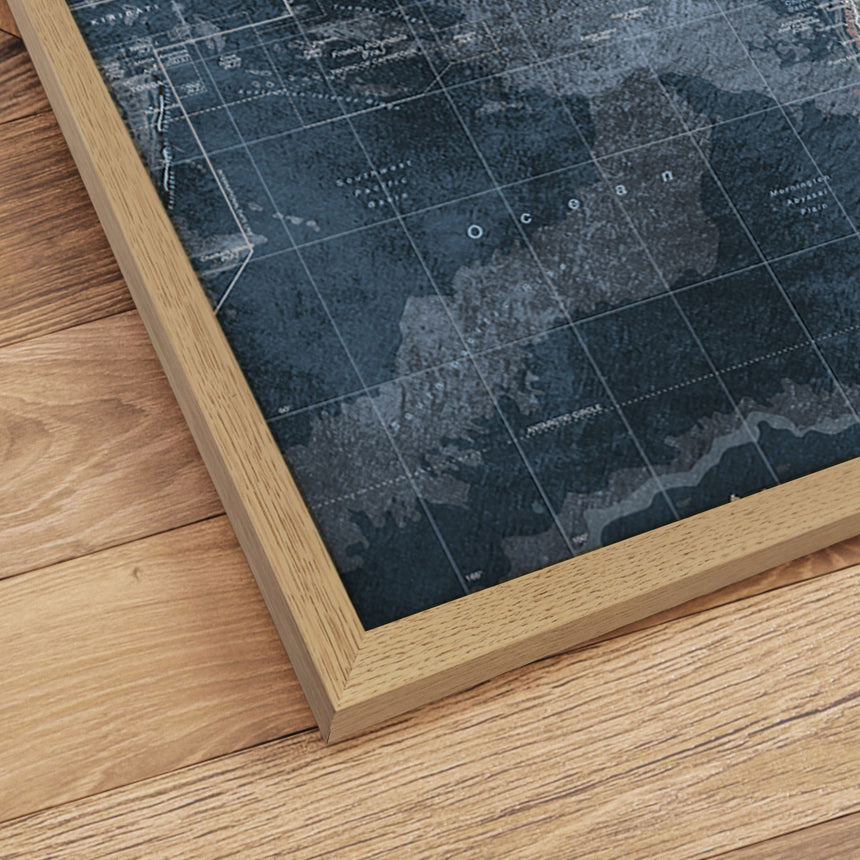 Verdenskort i egetræsramme - Modern Blue - Plakat - Incado