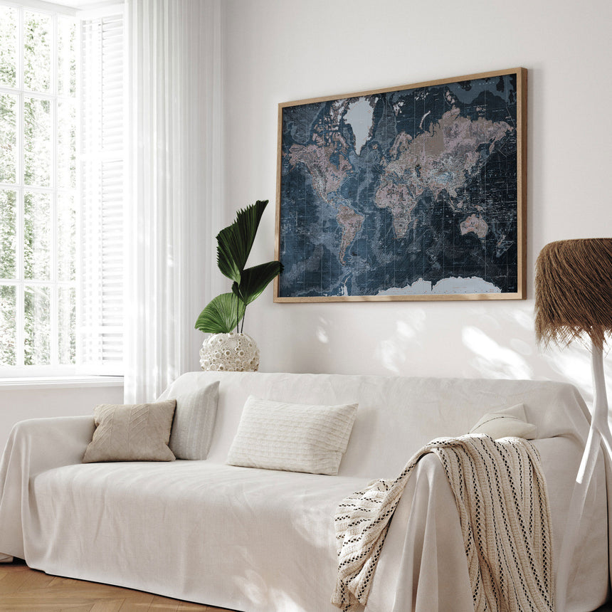 Verdenskort i egetræsramme - Modern Blue - Plakat - Incado