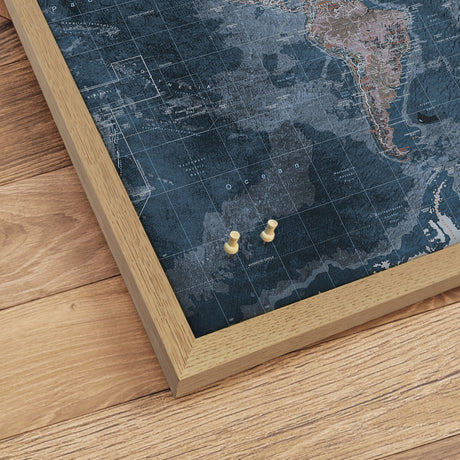 Verdenskort med egetræsramme - Modern Blue - Opslagstavle - Incado