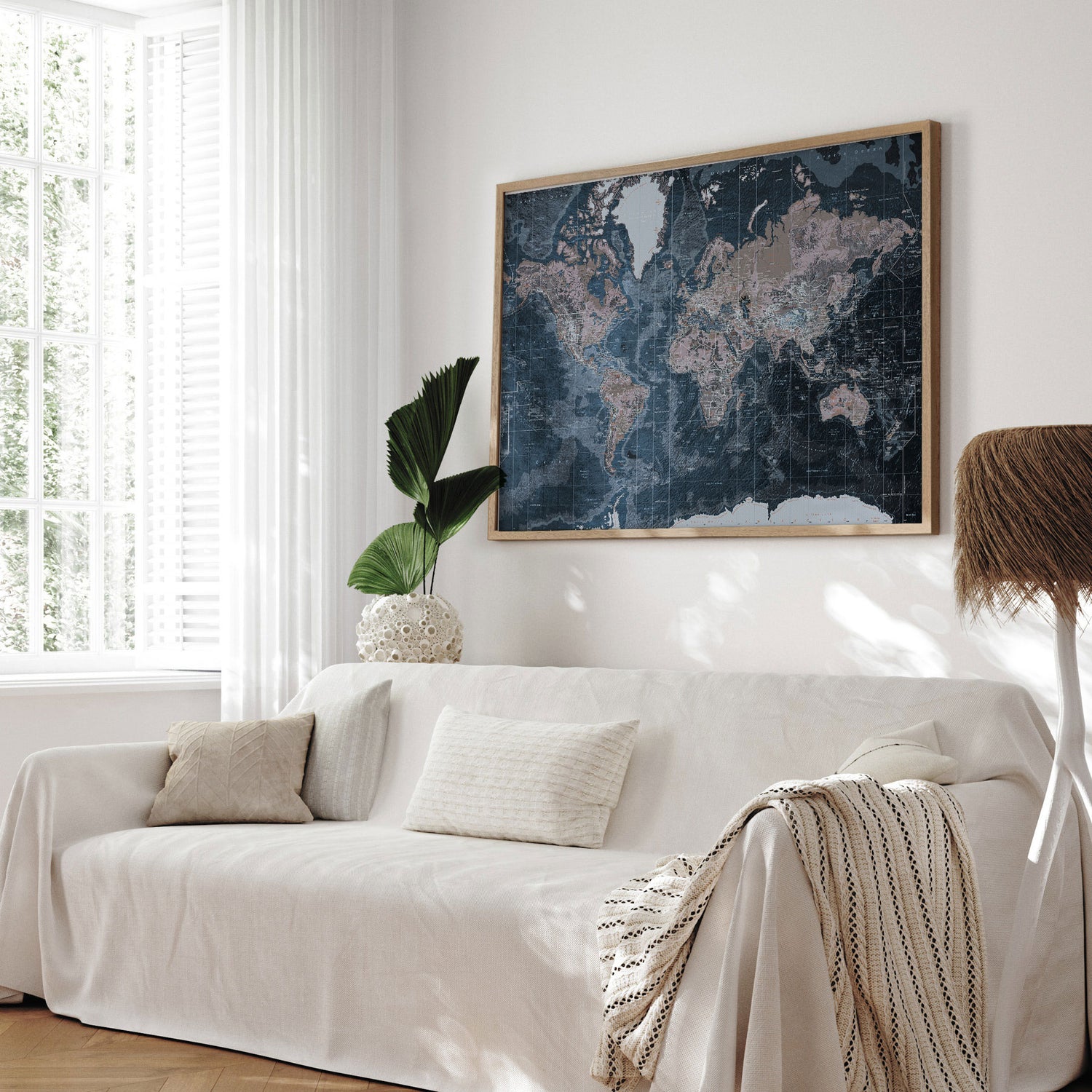 Verdenskort med egetræsramme - Modern Blue - Opslagstavle - Incado