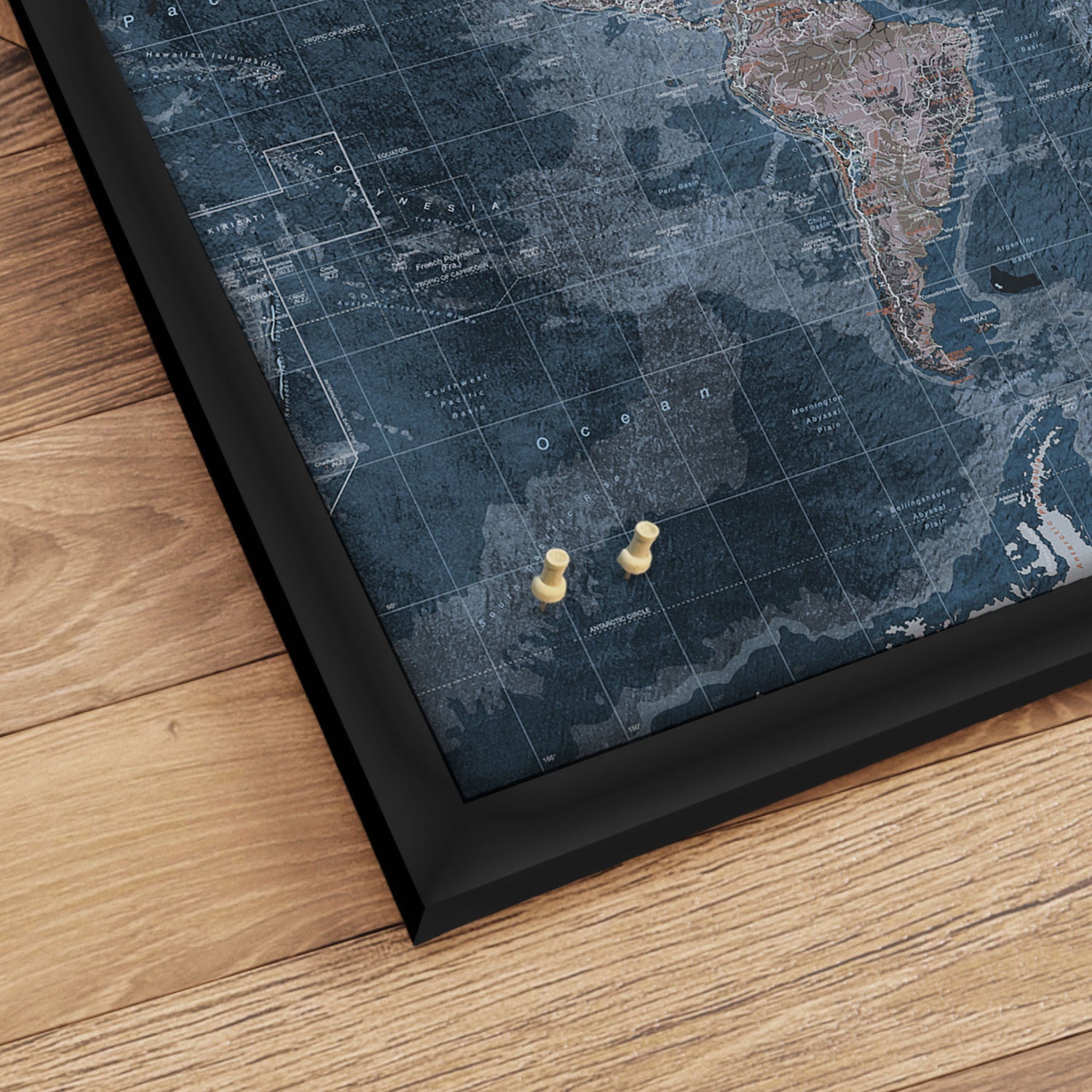 Verdenskort med sort ramme - Modern Blue - Opslagstavle - Incado