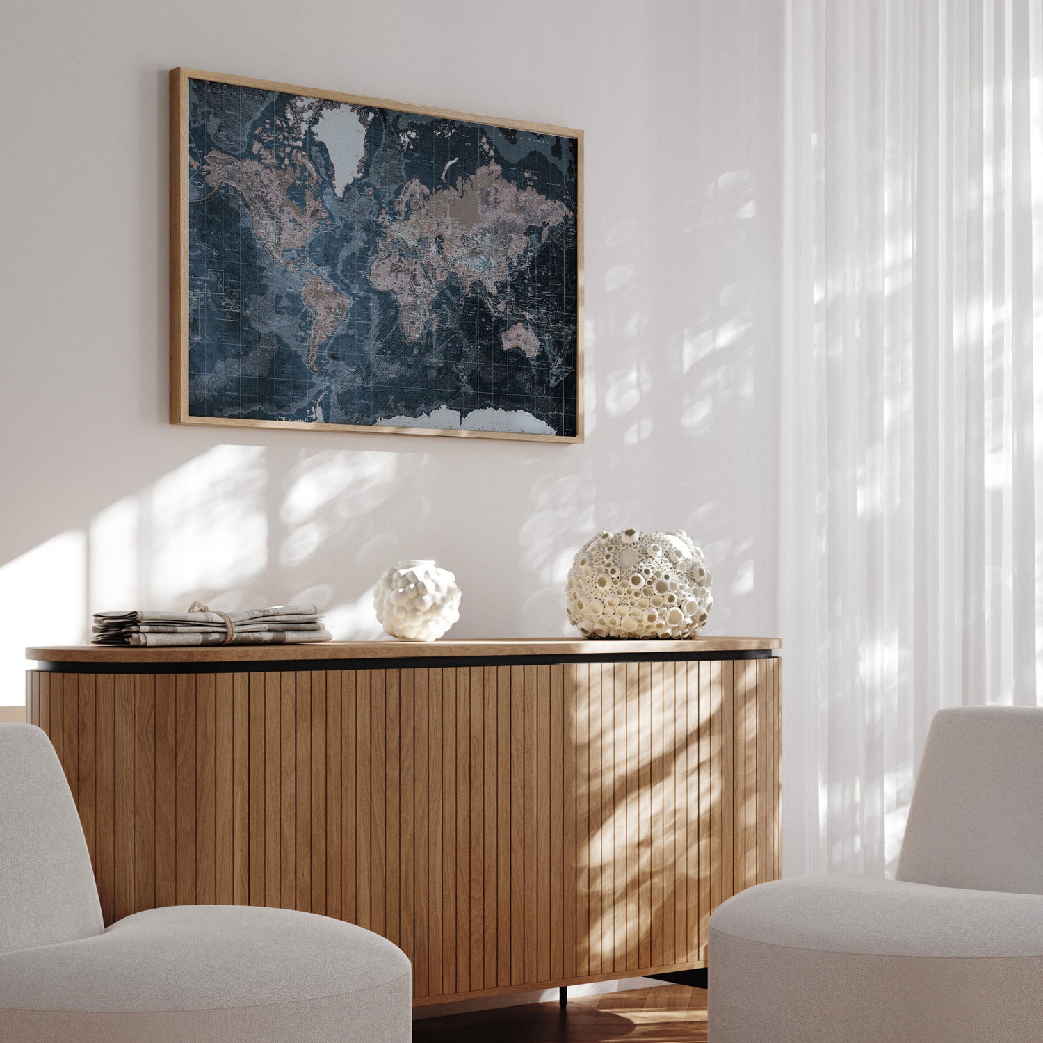 Verdenskort med egetræsramme - Modern Blue - Opslagstavle - Incado