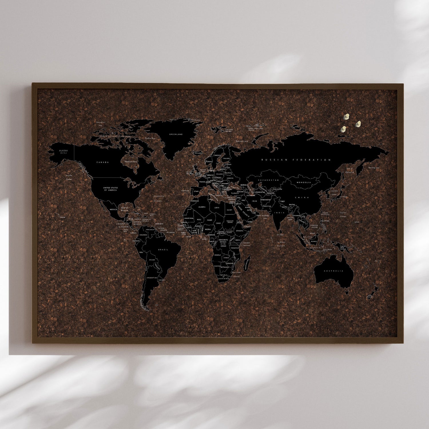 Verdenskort på kork med røget egetræsramme - Dark - Opslagstavle - Incado