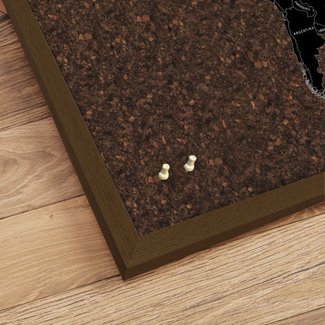 Verdenskort på kork med røget egetræsramme - Dark - Opslagstavle - Incado