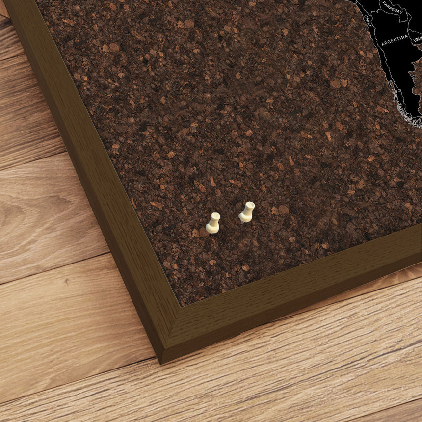 Verdenskort på kork med røget egetræsramme - Dark - Opslagstavle - Incado