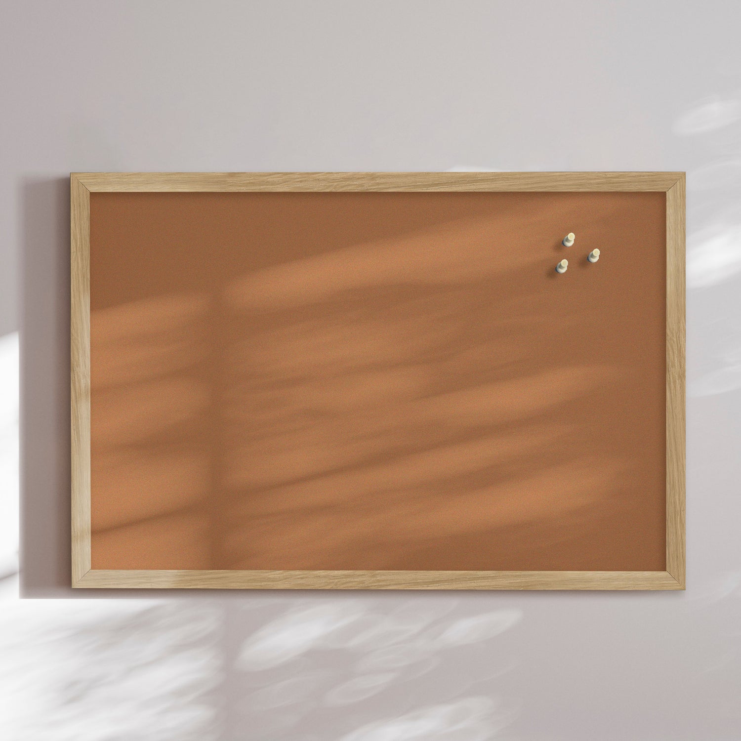 Opslagstavle med egetræsramme - Burn Ochre - Incado