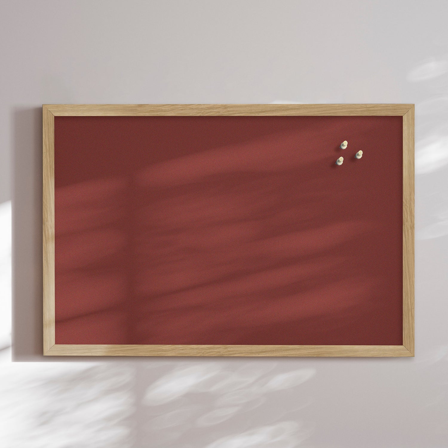 Opslagstavle med egetræsramme - Burn Red - Incado
