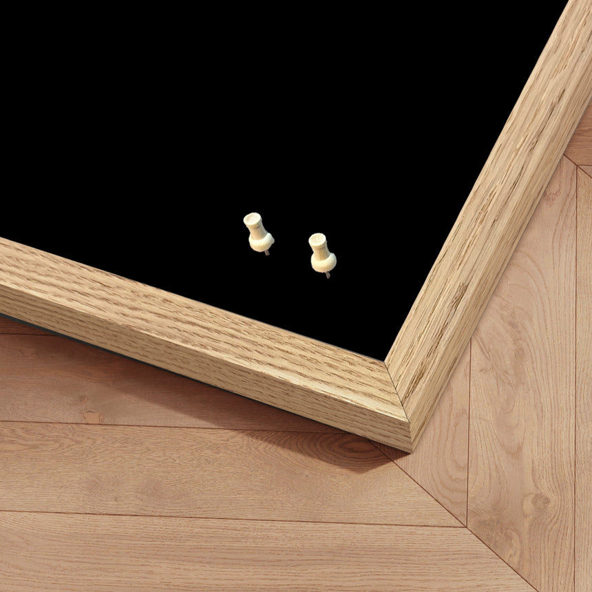 Opslagstavle med egetræsramme - Liqourice