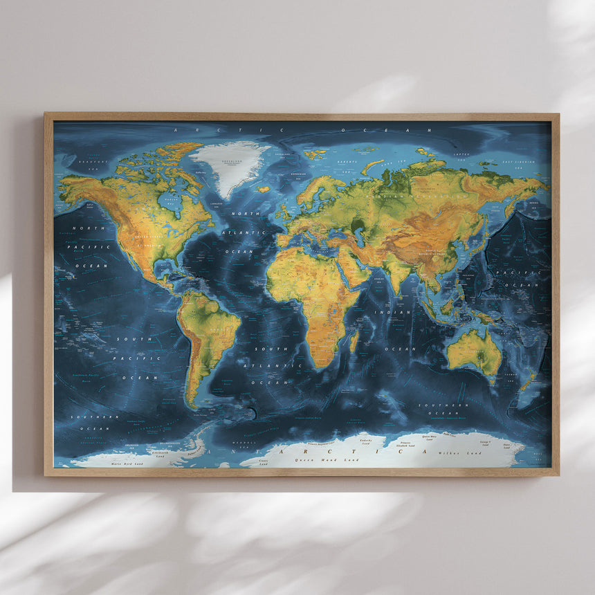 Verdenskort i egetræsramme - Cobalt - Plakat - Incado