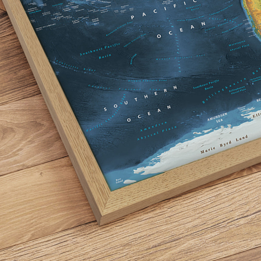 Verdenskort i egetræsramme - Cobalt - Plakat - Incado