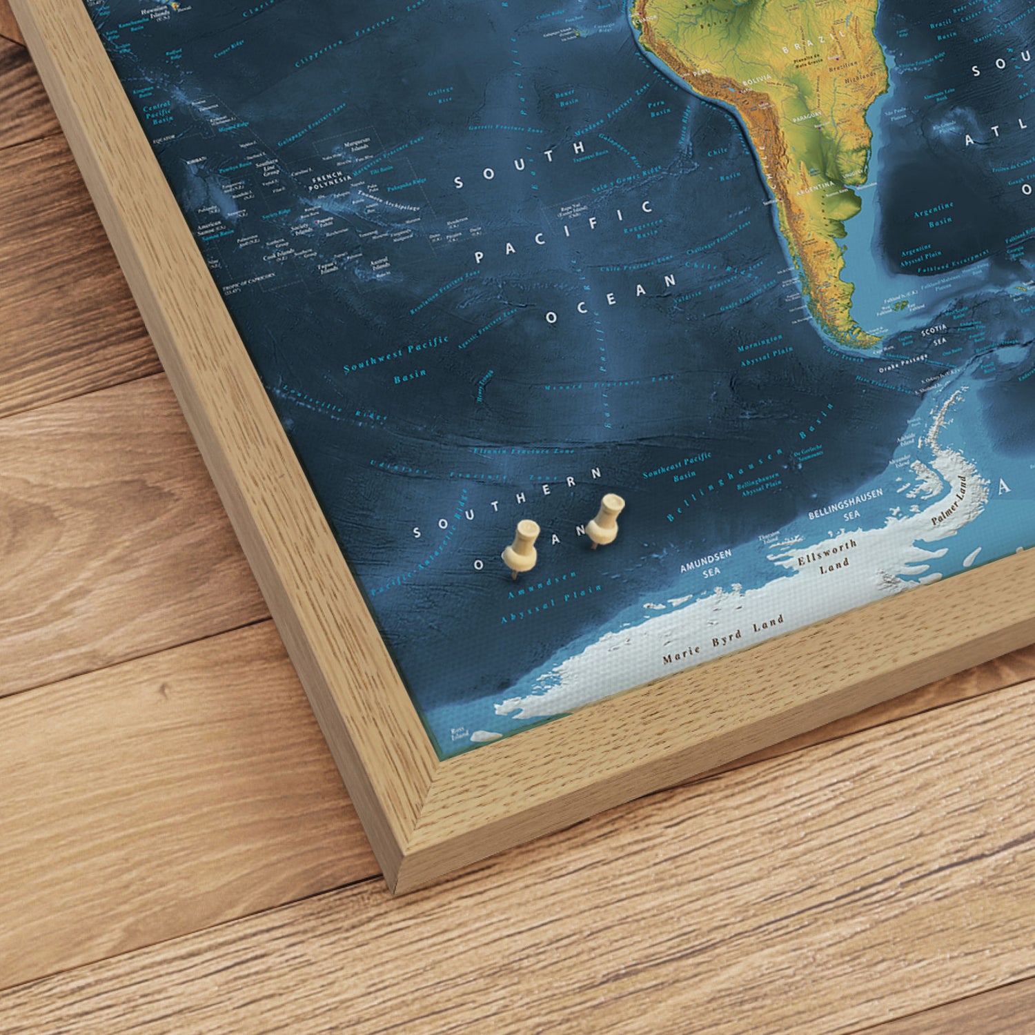 Verdenskort i egetræsramme - Cobalt - Opslagstavle - Incado