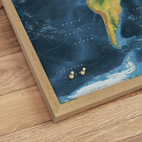 Verdenskort i egetræsramme - Cobalt - Opslagstavle - Incado