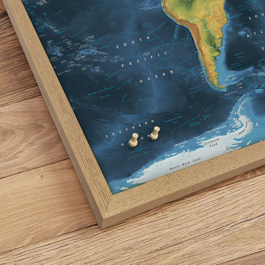 Verdenskort i egetræsramme - Cobalt - Opslagstavle - Incado