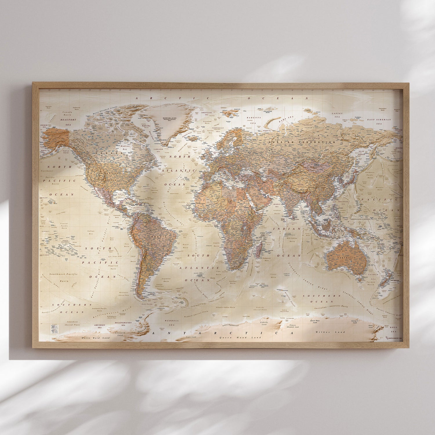Verdenskort i egetræsramme - Sand - Plakat - Incado