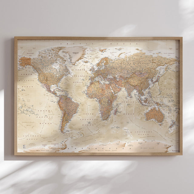 Verdenskort i egetræsramme - Sand - Plakat - Incado