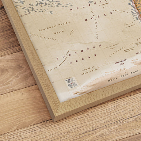 Verdenskort i egetræsramme - Sand - Plakat - Incado