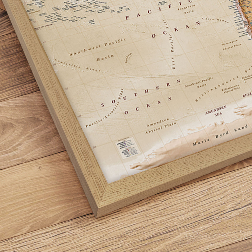 Verdenskort i egetræsramme - Sand - Plakat - Incado