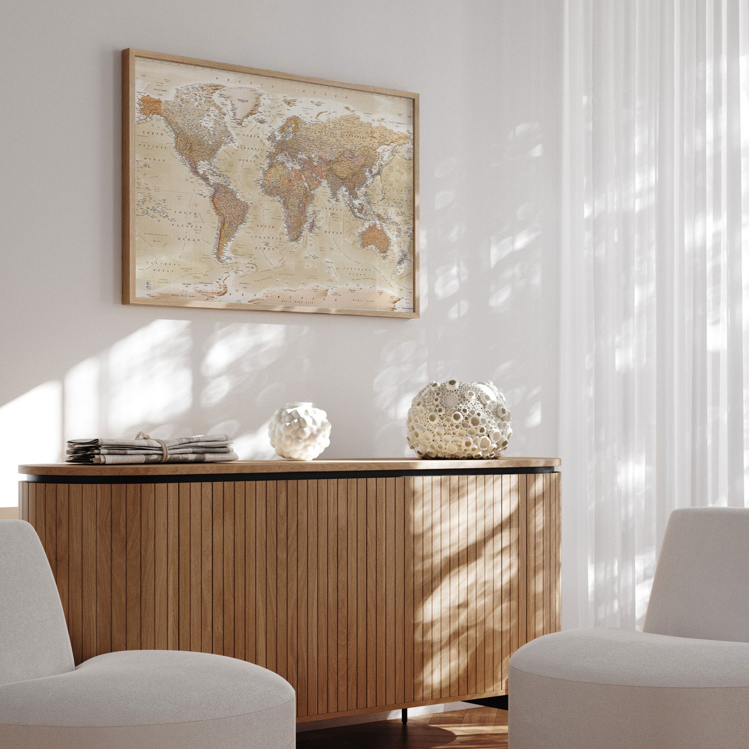 Verdenskort i egetræsramme - Sand - Plakat - Incado