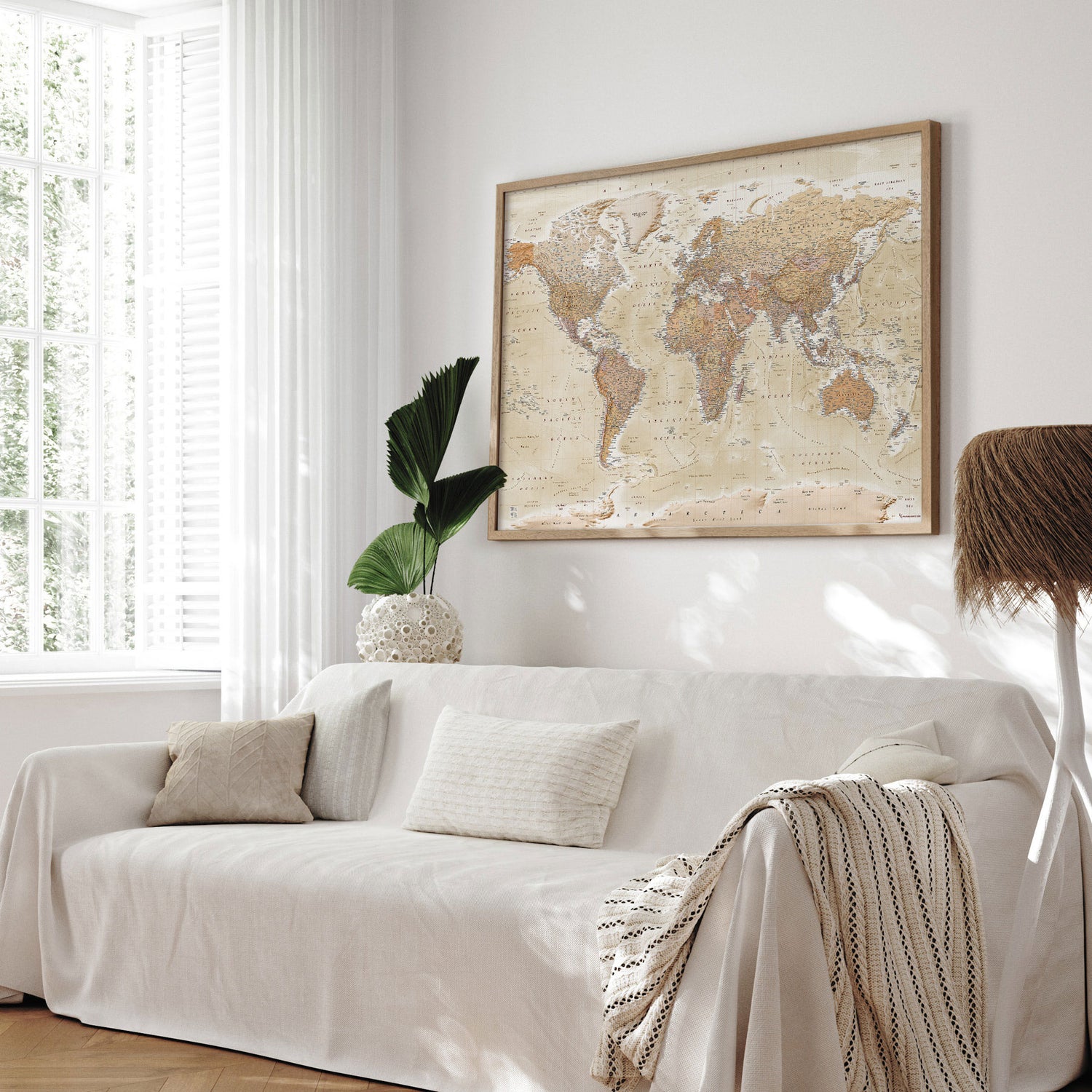 Verdenskort i egetræsramme - Sand - Plakat - Incado