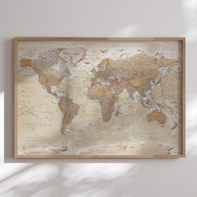 Verdenskort i egetræsramme - Sand - Opslagstavle - Incado
