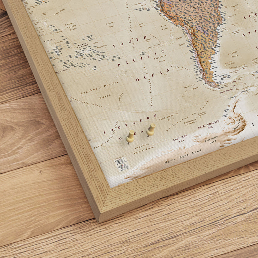 Verdenskort i egetræsramme - Sand - Opslagstavle - Incado