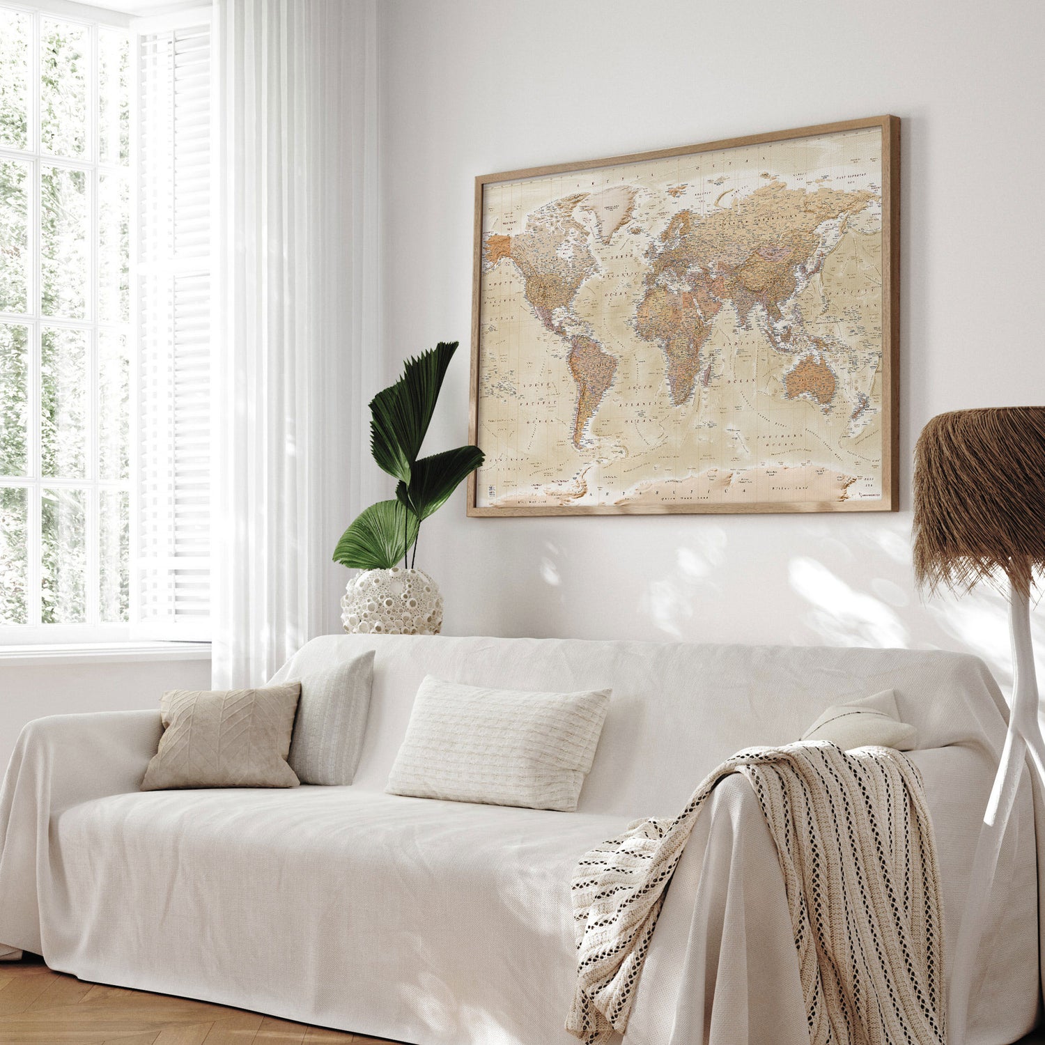 Verdenskort i egetræsramme - Sand - Opslagstavle - Incado