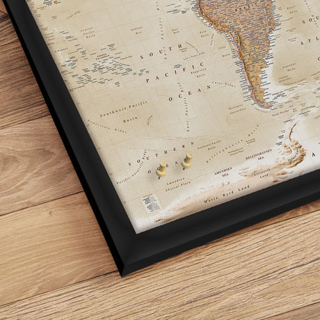Verdenskort med sort ramme - Sand - Opslagstavle - Incado