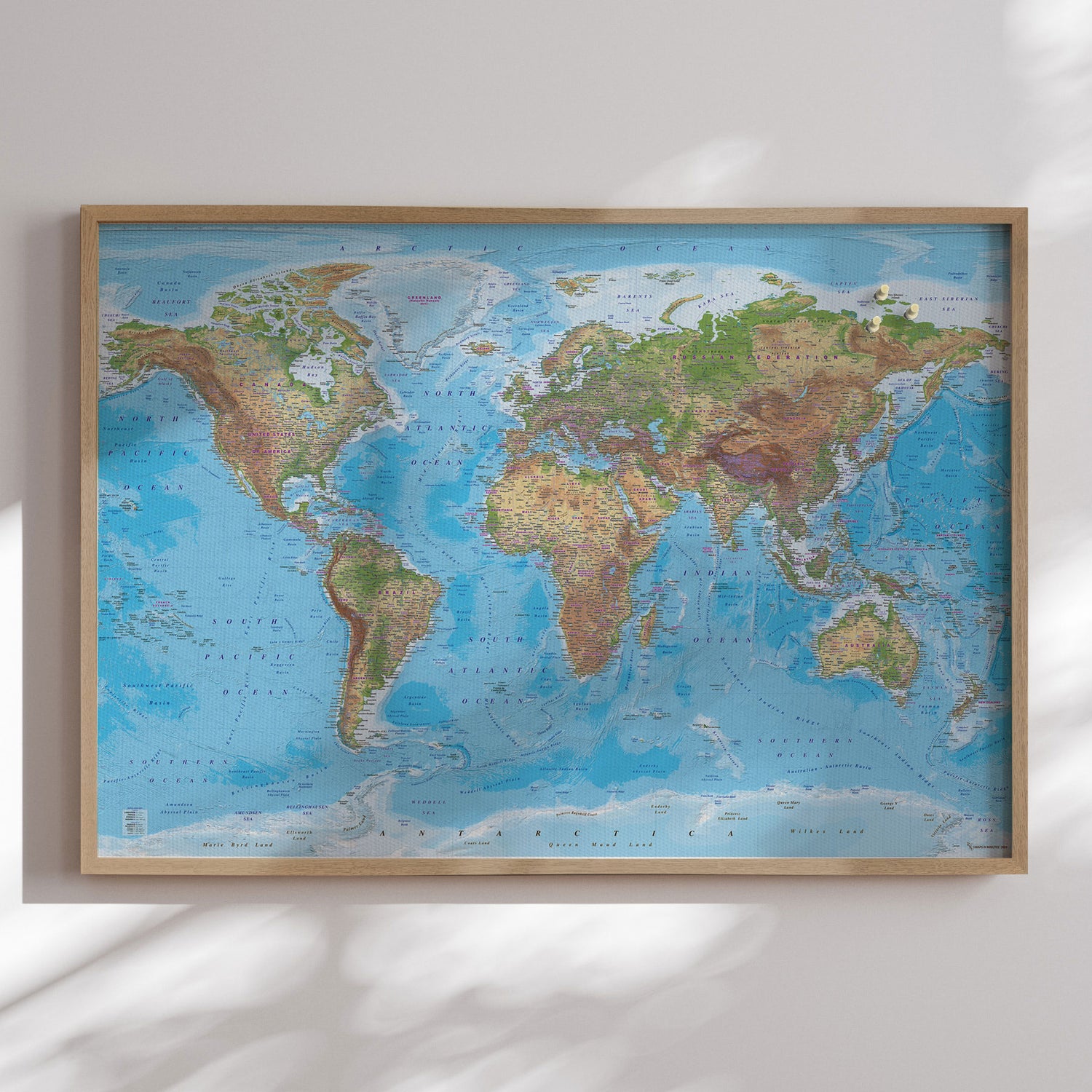 Verdenskort i egetræsramme - Clarity - Opslagstavle - Incado