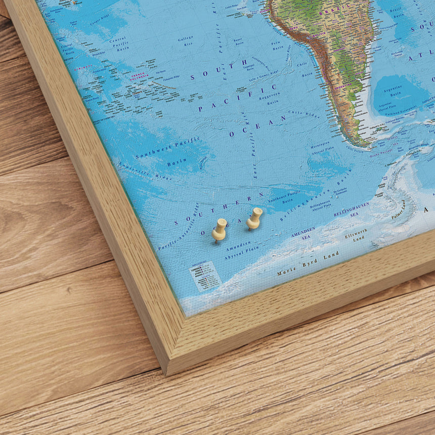 Verdenskort i egetræsramme - Clarity - Opslagstavle - Incado